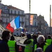 Francuski biskup w żółtej kamizelce