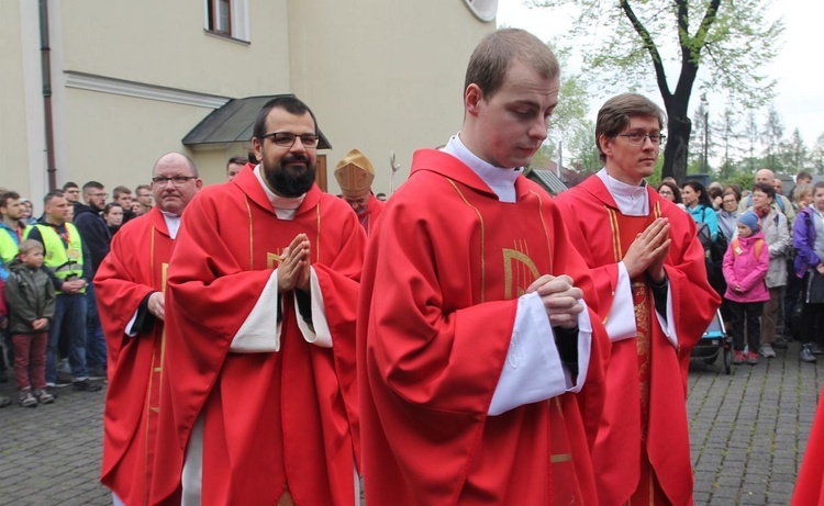 Pielgrzymi w sutannach w drodze do Łagiewnik - 2019