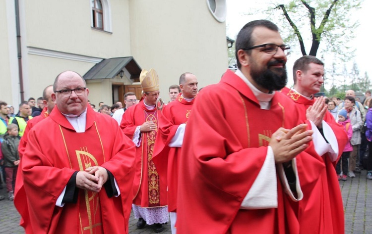 Pielgrzymi w sutannach w drodze do Łagiewnik - 2019