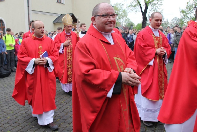 Pielgrzymi w sutannach w drodze do Łagiewnik - 2019