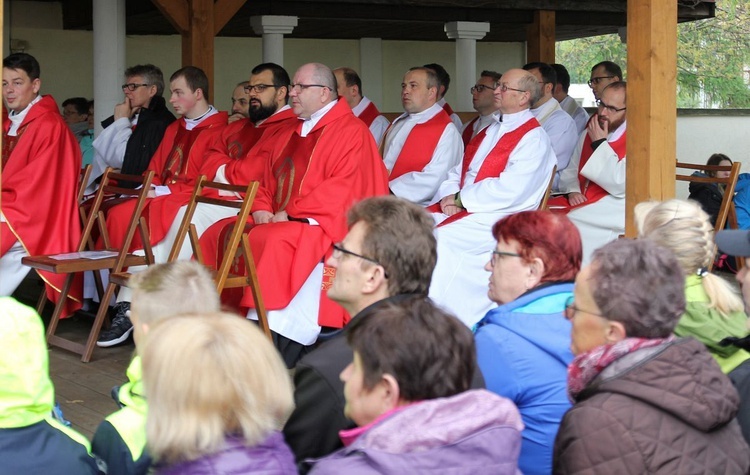 Pielgrzymi w sutannach w drodze do Łagiewnik - 2019