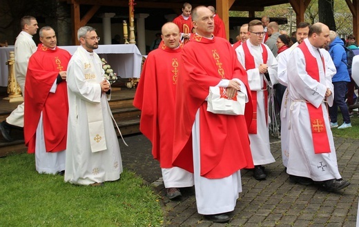 Pielgrzymi w sutannach w drodze do Łagiewnik - 2019