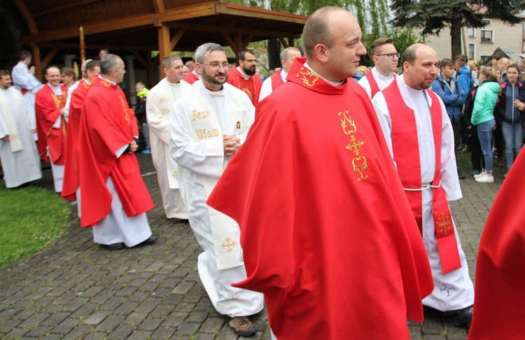 Pielgrzymi w sutannach w drodze do Łagiewnik - 2019