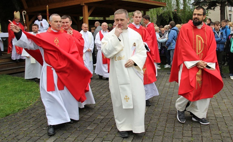 Pielgrzymi w sutannach w drodze do Łagiewnik - 2019