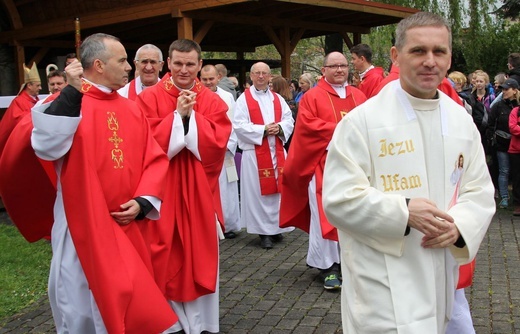 Pielgrzymi w sutannach w drodze do Łagiewnik - 2019