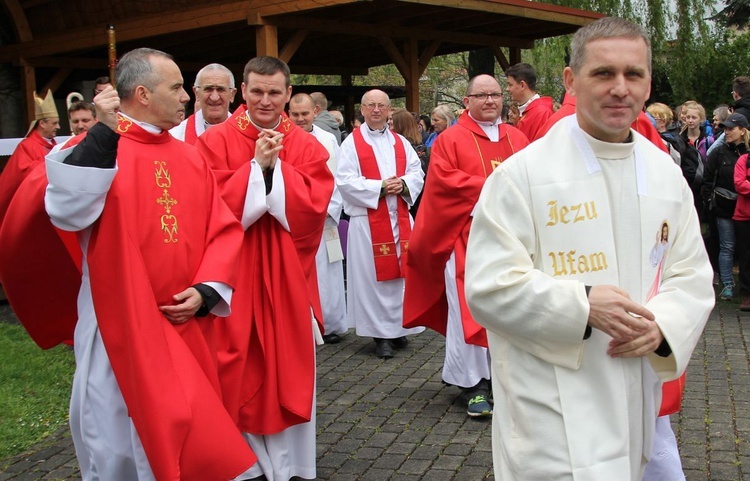 Pielgrzymi w sutannach w drodze do Łagiewnik - 2019