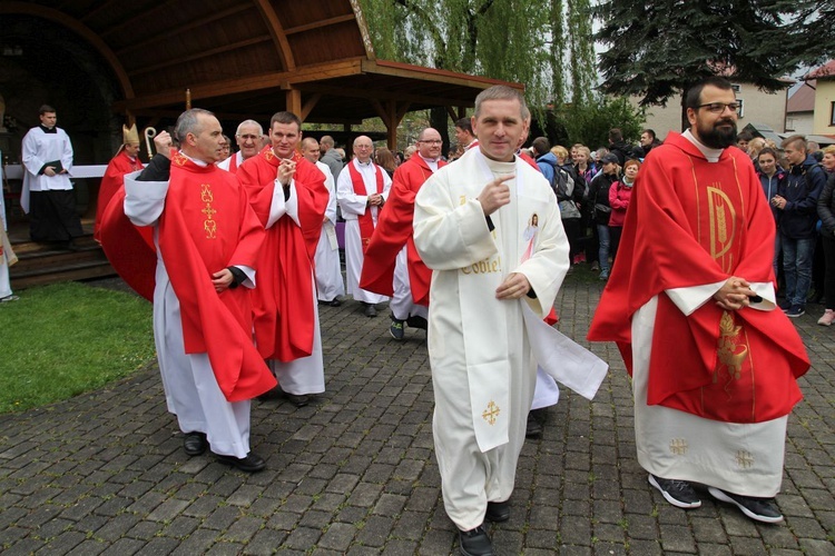 Pielgrzymi w sutannach w drodze do Łagiewnik - 2019