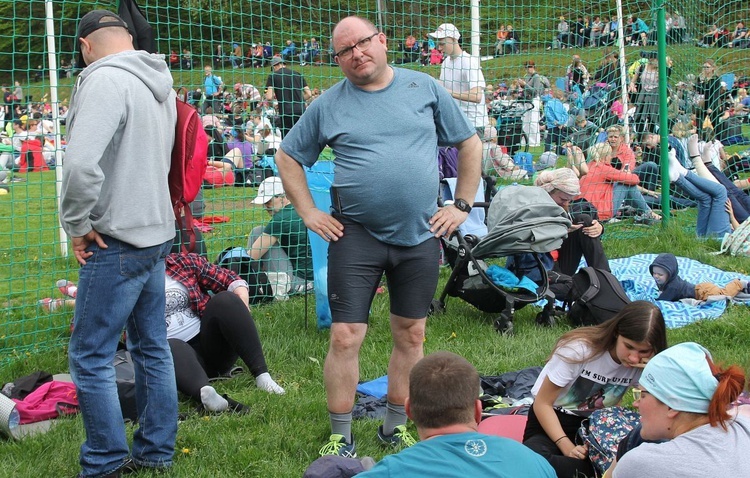 Pielgrzymi w sutannach w drodze do Łagiewnik - 2019