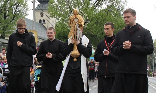 Pielgrzymi w sutannach w drodze do Łagiewnik - 2019
