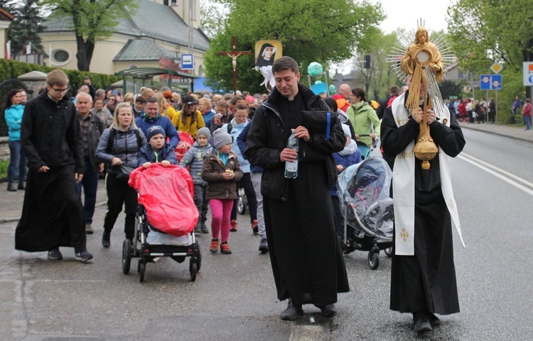 Pielgrzymi w sutannach w drodze do Łagiewnik - 2019