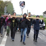 Pielgrzymi w sutannach w drodze do Łagiewnik - 2019