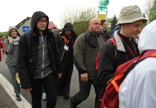 Pielgrzymi w sutannach w drodze do Łagiewnik - 2019