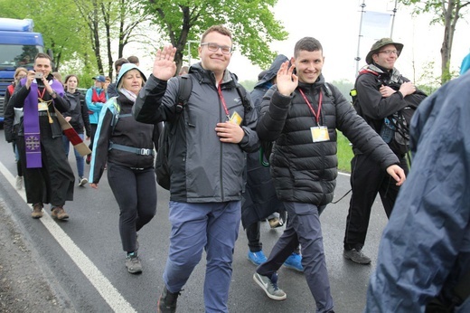 Pielgrzymi w sutannach w drodze do Łagiewnik - 2019