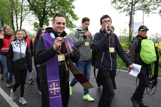 Pielgrzymi w sutannach w drodze do Łagiewnik - 2019