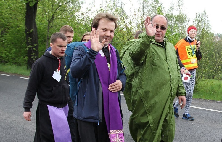 Pielgrzymi w sutannach w drodze do Łagiewnik - 2019