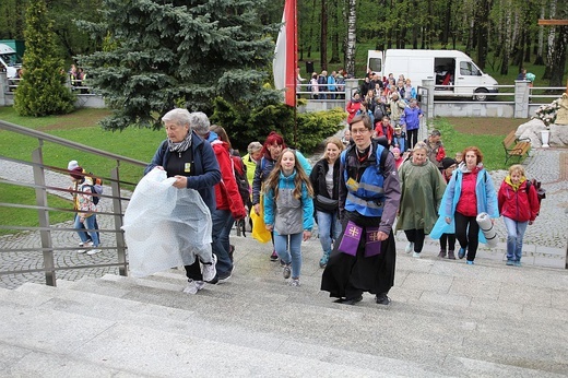 Pielgrzymi w sutannach w drodze do Łagiewnik - 2019