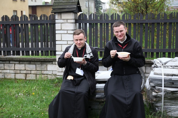 Pielgrzymi w sutannach w drodze do Łagiewnik - 2019