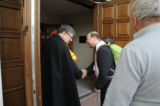 Pielgrzymi w sutannach w drodze do Łagiewnik - 2019