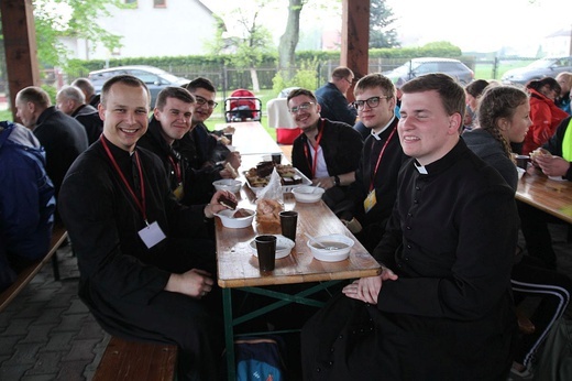 Pielgrzymi w sutannach w drodze do Łagiewnik - 2019