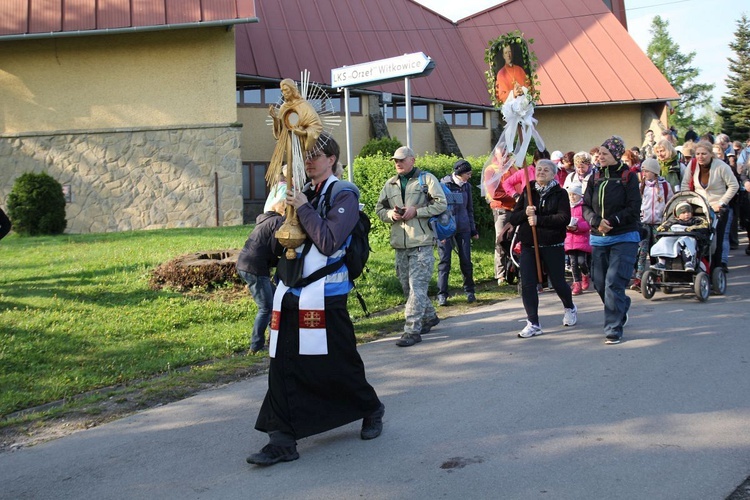 Pielgrzymi w sutannach w drodze do Łagiewnik - 2019