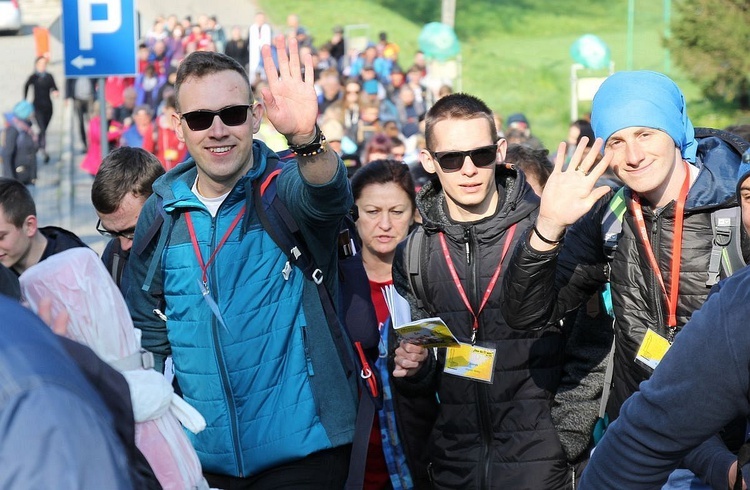 Pielgrzymi w sutannach w drodze do Łagiewnik - 2019