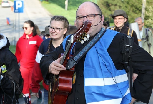 Pielgrzymi w sutannach w drodze do Łagiewnik - 2019