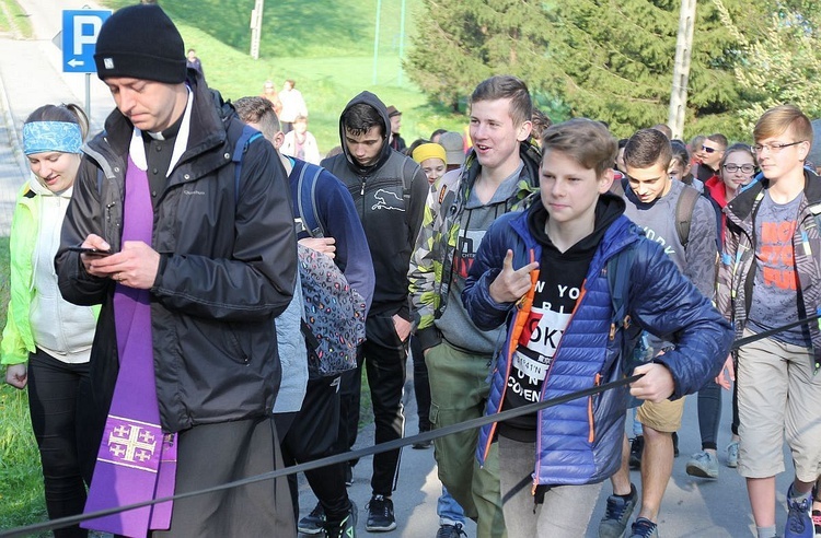 Pielgrzymi w sutannach w drodze do Łagiewnik - 2019