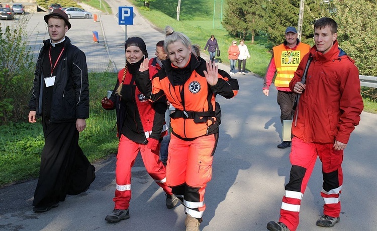 Pielgrzymi w sutannach w drodze do Łagiewnik - 2019