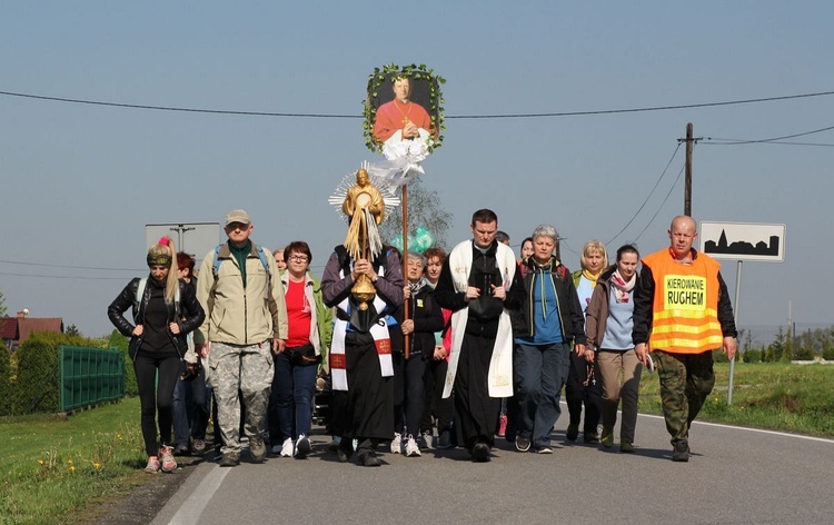 Pielgrzymi w sutannach w drodze do Łagiewnik - 2019