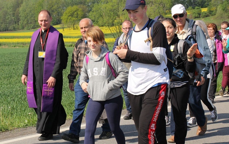 Pielgrzymi w sutannach w drodze do Łagiewnik - 2019