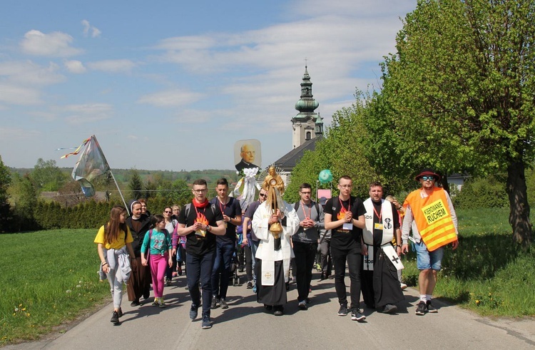 Pielgrzymi w sutannach w drodze do Łagiewnik - 2019