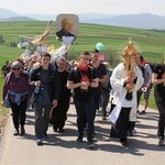 Pielgrzymi w sutannach w drodze do Łagiewnik - 2019