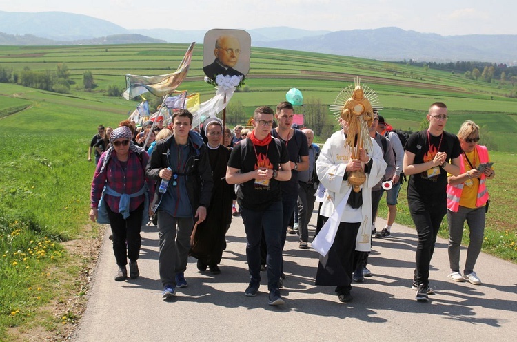 Pielgrzymi w sutannach w drodze do Łagiewnik - 2019