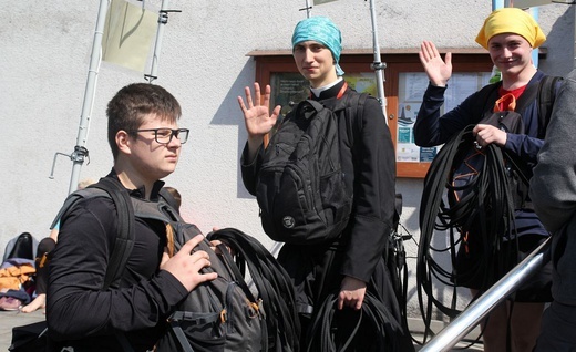 Pielgrzymi w sutannach w drodze do Łagiewnik - 2019