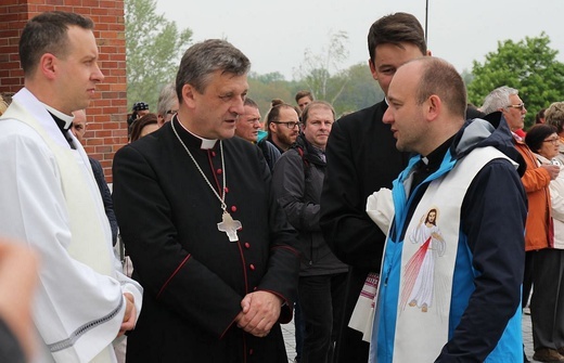 Pielgrzymi w sutannach w drodze do Łagiewnik - 2019
