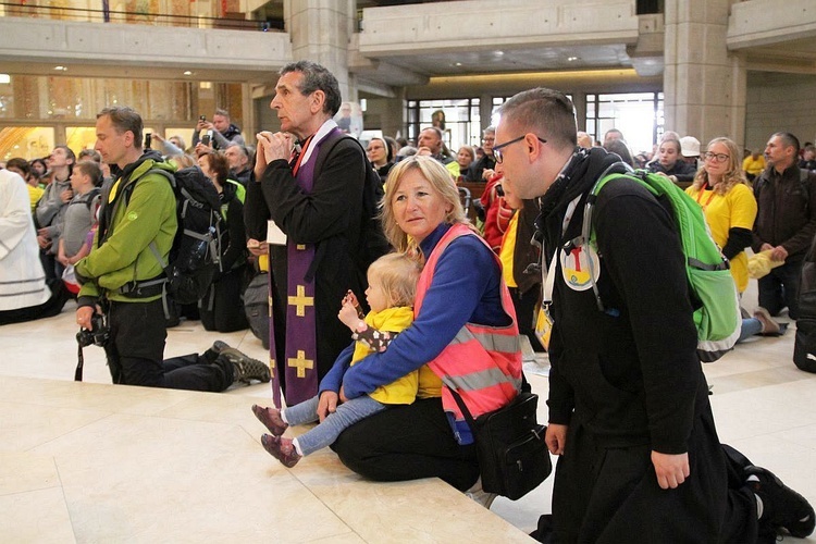 Pielgrzymi w sutannach w drodze do Łagiewnik - 2019