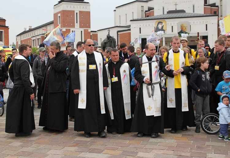 Pielgrzymi w sutannach w drodze do Łagiewnik - 2019