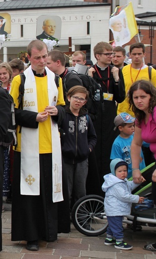 Pielgrzymi w sutannach w drodze do Łagiewnik - 2019