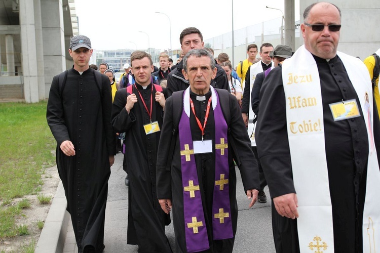 Pielgrzymi w sutannach w drodze do Łagiewnik - 2019