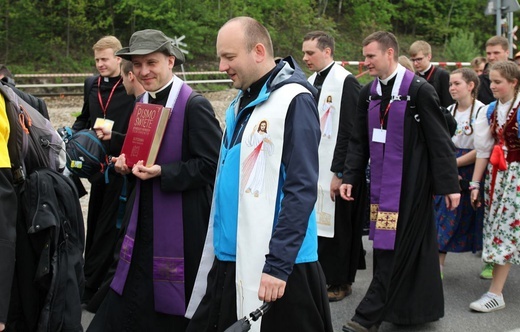 Pielgrzymi w sutannach w drodze do Łagiewnik - 2019