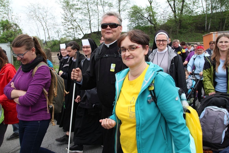 Pielgrzymi w sutannach w drodze do Łagiewnik - 2019