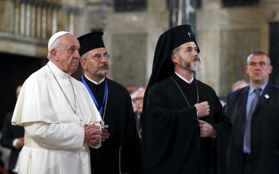 Franciszek podczas modlitwy w soborze Aleksandra Newskiego
