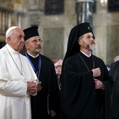 Franciszek podczas modlitwy w soborze Aleksandra Newskiego