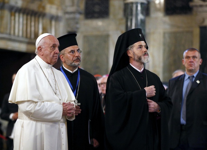 Franciszek podczas modlitwy w soborze Aleksandra Newskiego