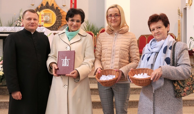 Z ks. Pawłem Lichotą (od lewej): Anna Karpińska, Marlena Burska, Barbara Gutowska.