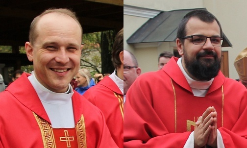 Ks. Jerzy Łukowicz (L), przewodnik grupy św. Maksymiliana, i ks. Grzegorz Pasternak prowadzący grupę św. Matki Teresy.