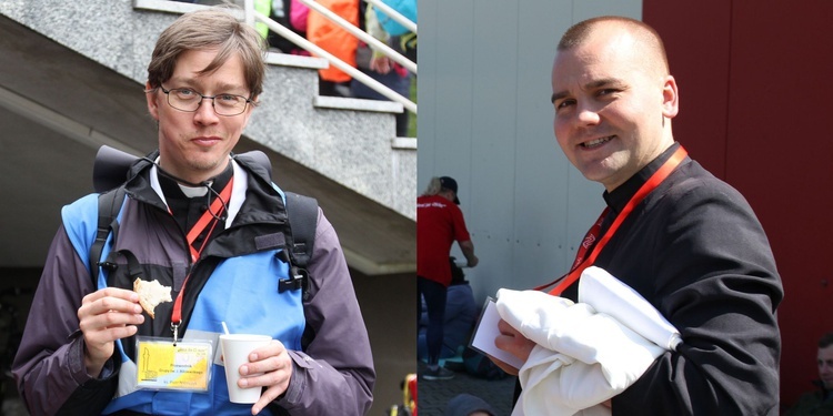 Ks. Piotr Niemczyk (L), przewodnik grupy św. Józefa Bilczewskiego, i ks. Paweł Radziejewski SDS prowadzący grupę bł. ks. M. Sopoćki.