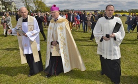 Biskup płocki poświęcił plac budowy.