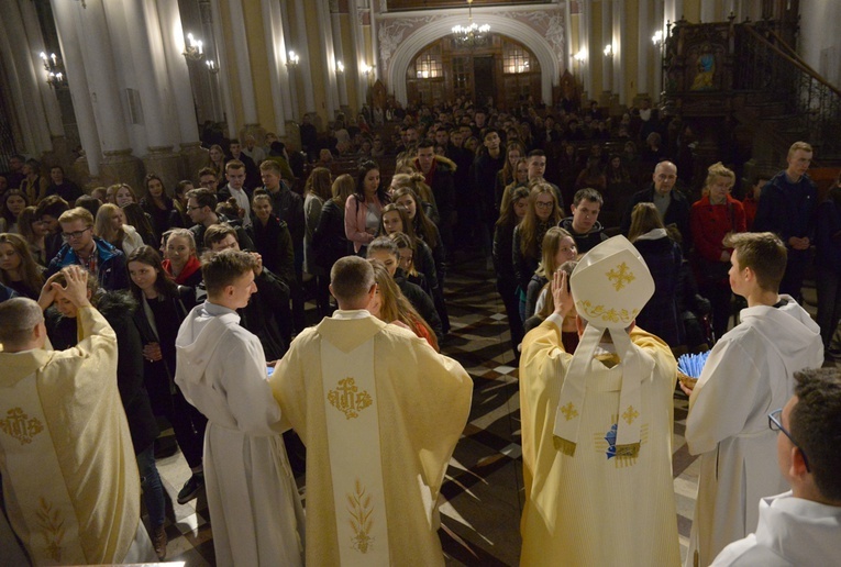 Na zakończenie maturzyści otrzymali indywidualne błogosławieństwo na czas egzaminów.