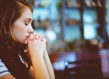 Dlaczego modlitwa sprawia, że stajemy się senni i zasypiamy?